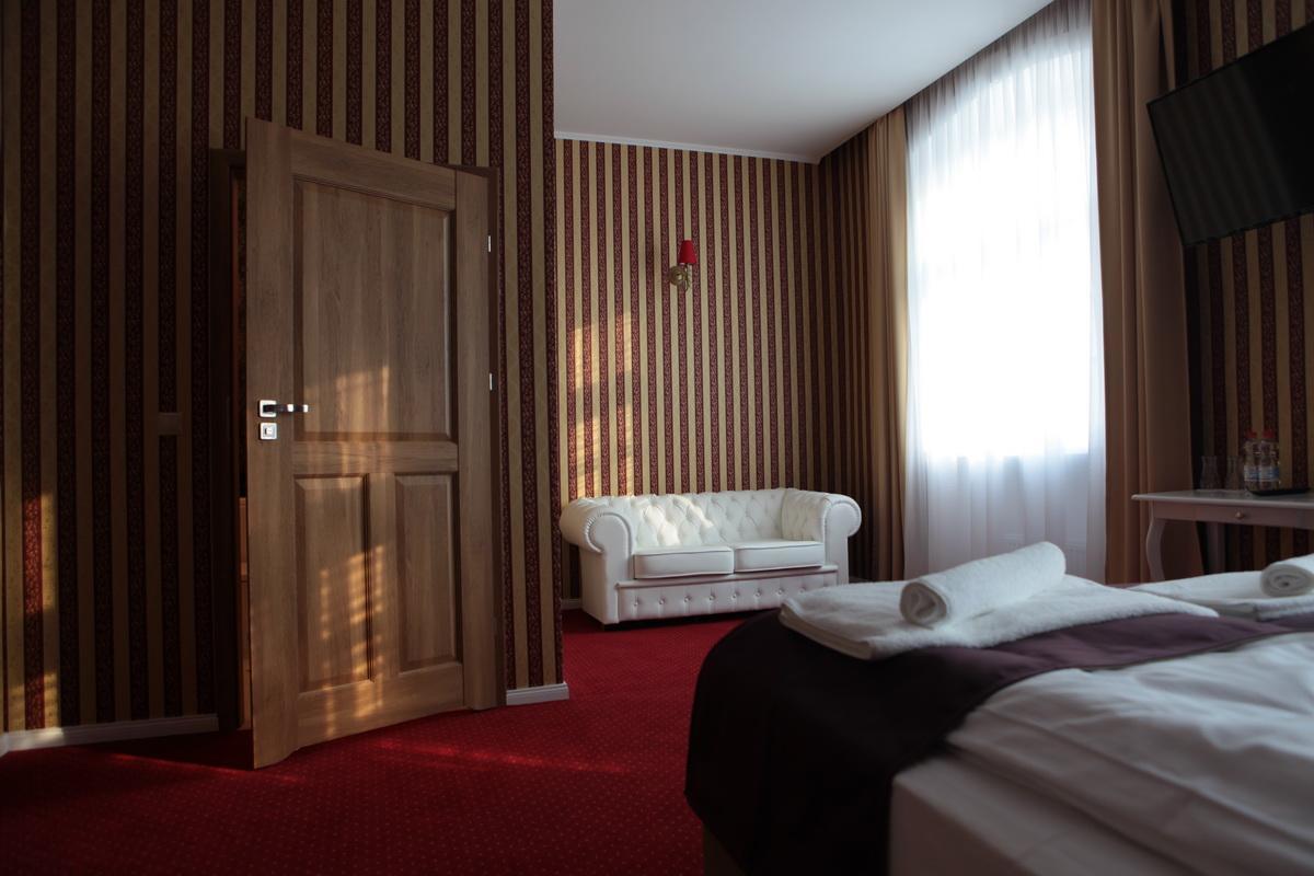 Hotel Court Park Nysa Exterior foto